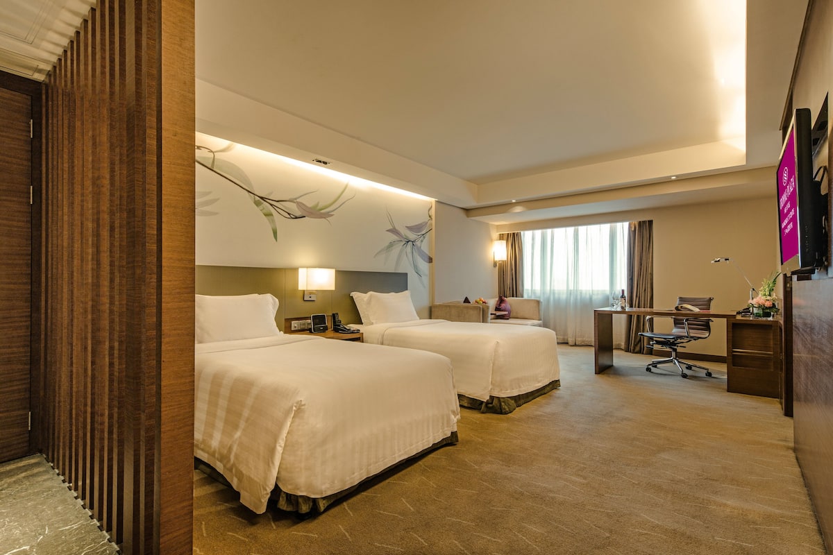 1 bedroom, hypo-allergenic bedding, down duvets, minibar