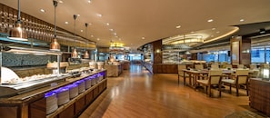 2 restaurants, breakfast, lunch, dinner served; Chinese cuisine - Crowne Plaza Guangzhou City Centre by IHG (Guangzhou)