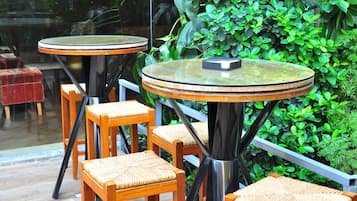 2 restauranter, der serverer morgenmad, frokost og aftensmad