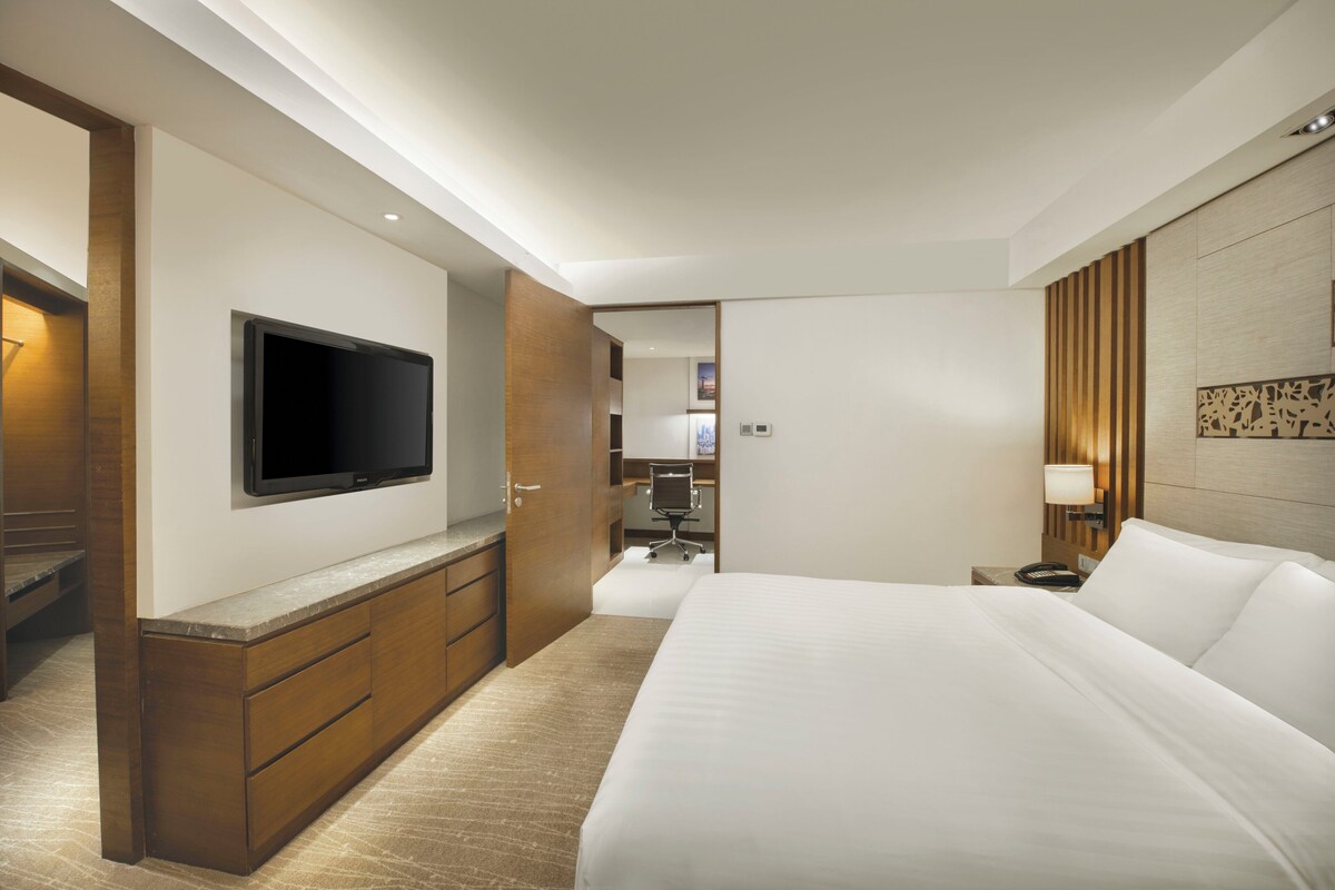 Ropa de cama hipoalergénica, edredones de plumas, minibar y caja fuerte