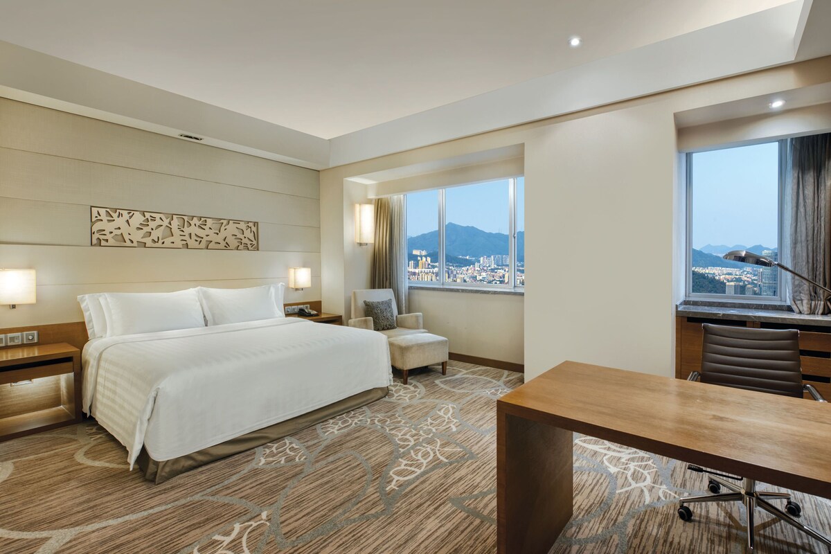 Habitación estándar, 1 cama de matrimonio grande, Acceso al salón del club, vistas a la ciudad | Ropa de cama hipoalergénica, edredones de plumas, minibar y caja fuerte