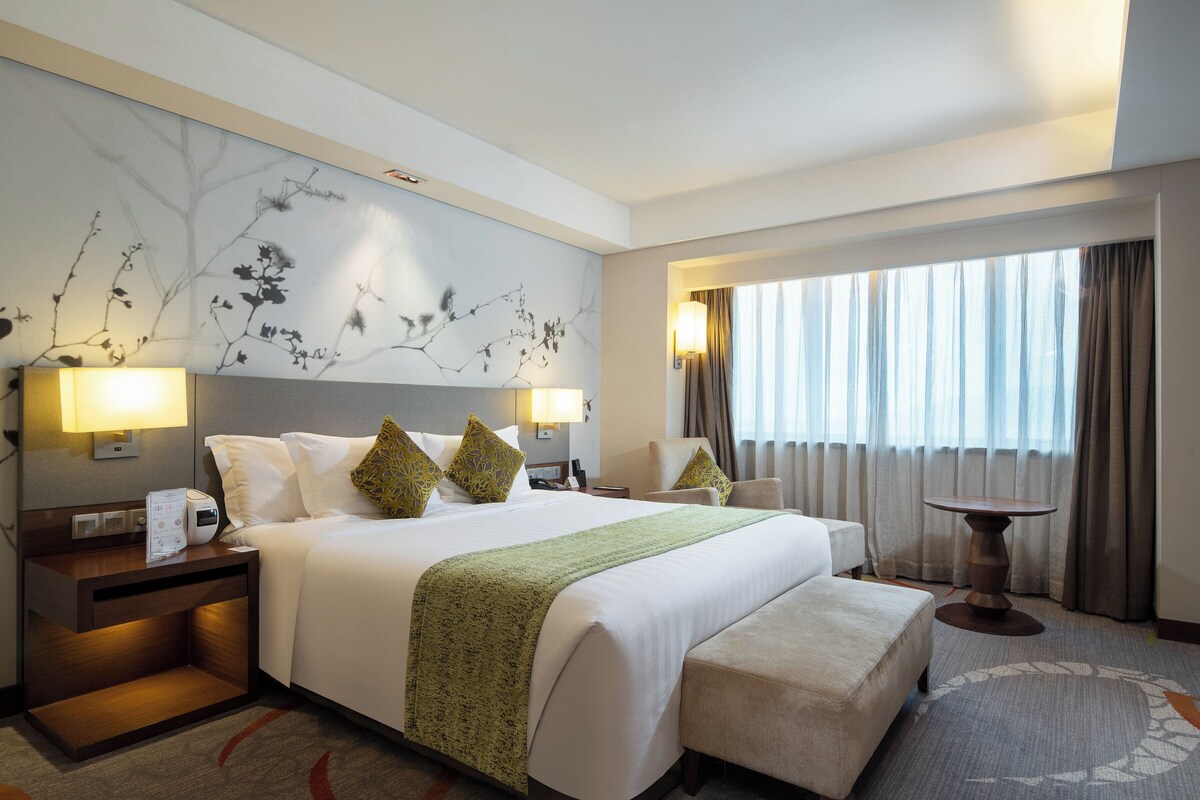 Suite, 1 habitación, Acceso al salón del club, vistas a la ciudad | Ropa de cama hipoalergénica, edredones de plumas, minibar y caja fuerte