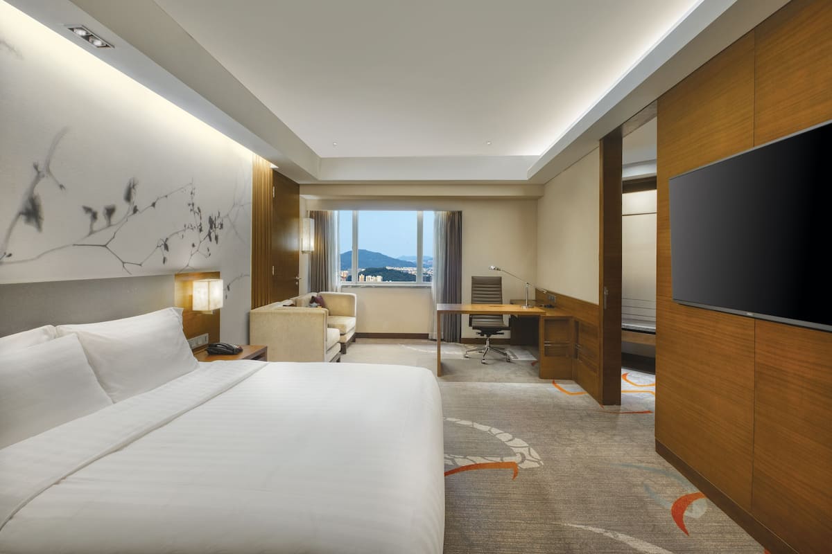 Hypo-allergenic bedding, down duvets, minibar, in-room safe