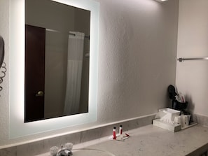 Combined shower/bathtub, free toiletries, hair dryer, towels - Sleep Inn Louisville Airport (Louisville)