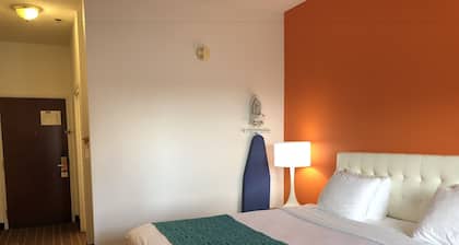 Howard Johnson by Wyndham Airport