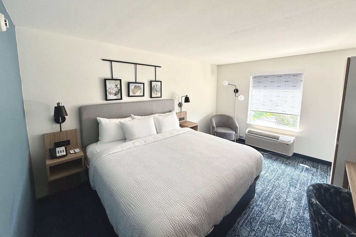 Standard Room, 1 King Bed, Non Smoking | In-room safe, desk, soundproofing, iron/ironing board