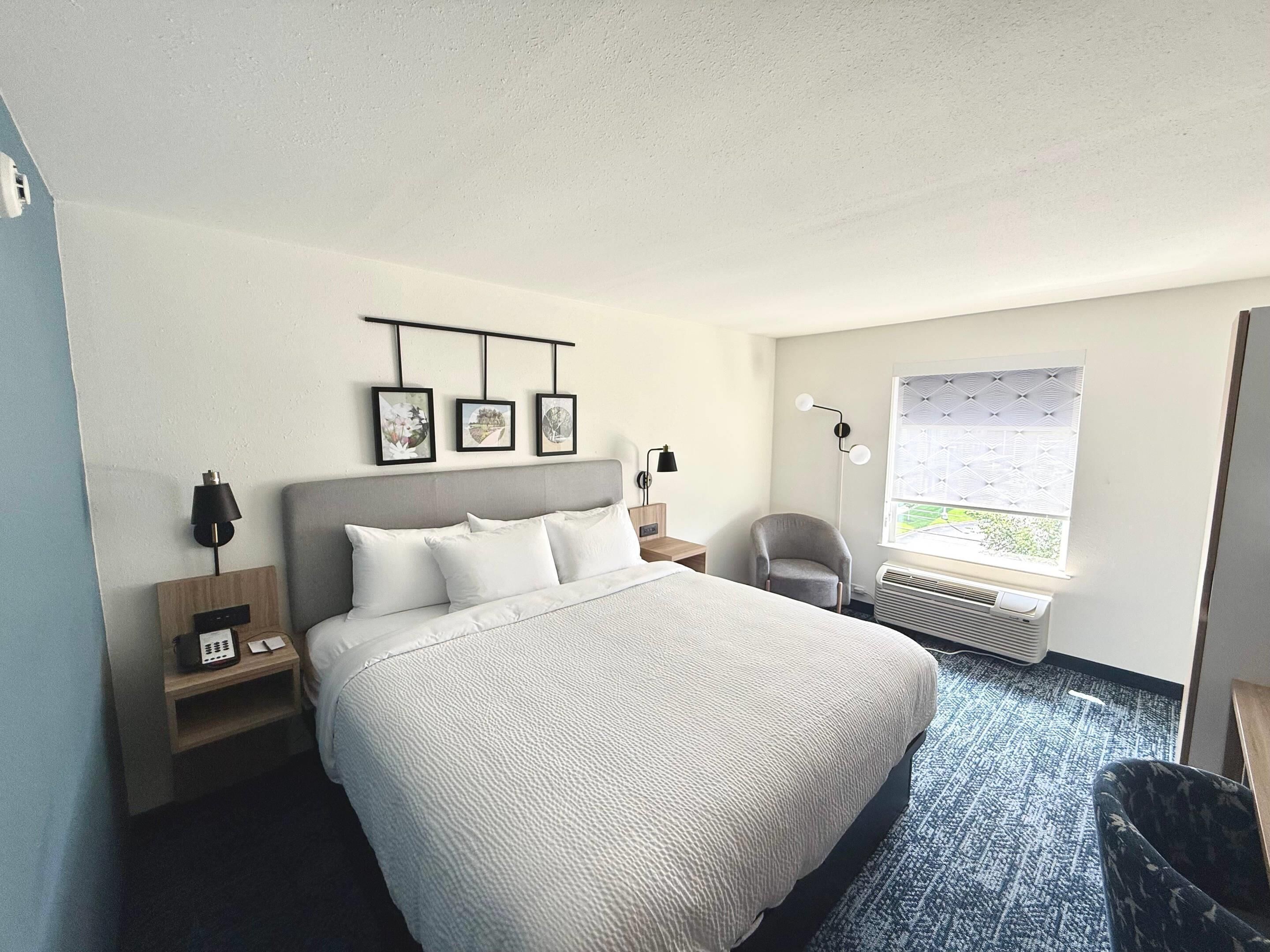 Standardzimmer, 1 King-Bett, Nichtraucher | Zimmersafe, Schreibtisch, schallisolierte Zimmer, Bügeleisen/Bügelbrett
