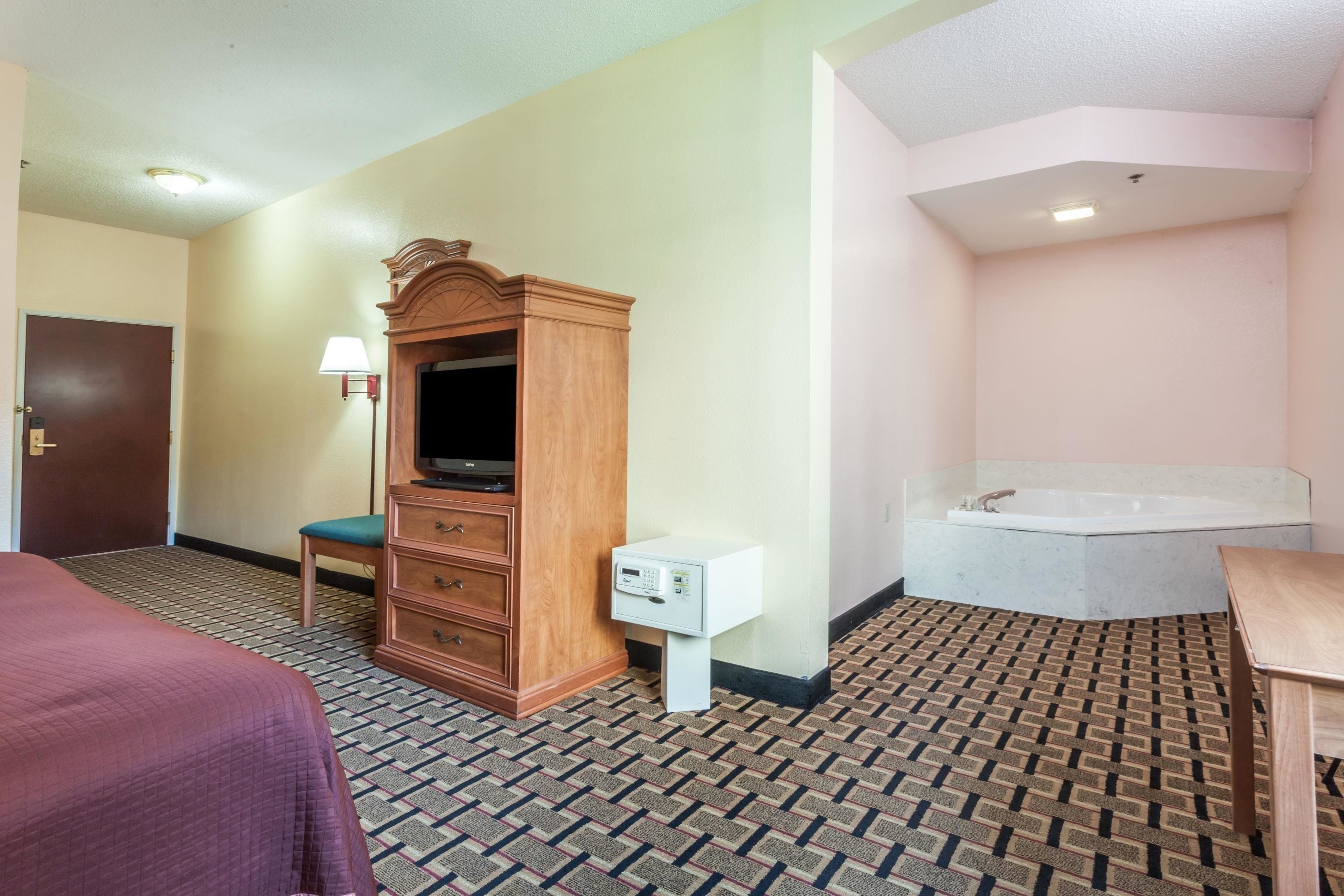 suite, 1 king bed | in-room safe, desk, soundproofing, iron/ironing board