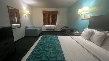 Escritorio, espacio para trabajar con laptop y cortinas blackout