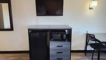 Escritorio, espacio para trabajar con laptop y cortinas blackout
