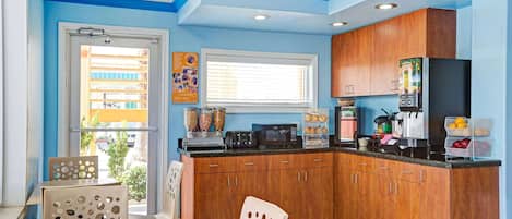 Café da manhã para viagem grátis todos os dias