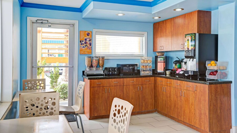 Howard Johnson by Wyndham Galveston