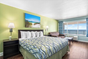 Standard Room | Peti besi dalam bilik, meja, langsir/tirai gelap terus 