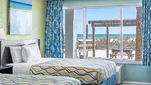 Una habitación con cama, vista a la playa y una pérgola de madera en el exterior.