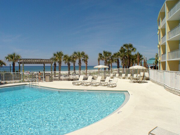 2 piscines extérieures, parasols de plage, chaises longues