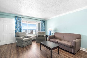 Superior Suite, 1 Bedroom, Kitchenette, Ocean View | Ruang tamu | TV 