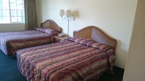 Habitación doble estándar, 2 camas Queen size | Tabla de planchar con plancha, wifi gratis y ropa de cama 