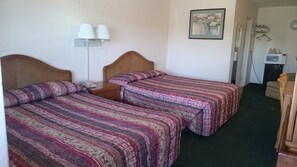 Chambre Double Standard, 2 grands lits | Fer et planche à repasser, Wi-Fi gratuit, draps fournis