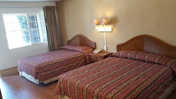 Habitación Confort, 2 camas Queen size | Tabla de planchar con plancha, wifi gratis y ropa de cama