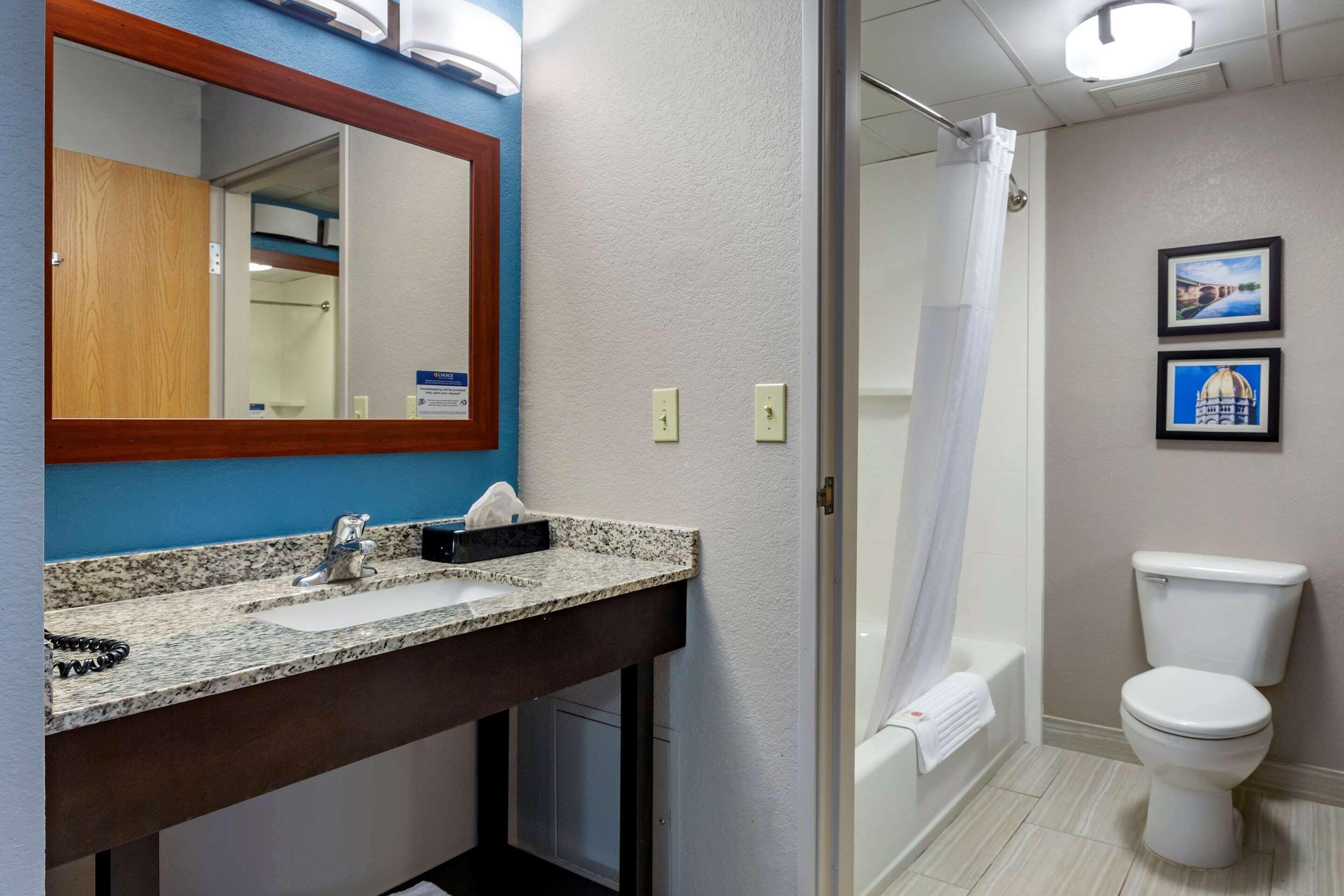 standard room, 1 king bed, non smoking | bathroom | combined shower/bathtub, free toiletries, hair dryer, towels