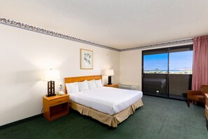 客房内保险箱、办公桌、遮光窗帘、熨斗/熨板