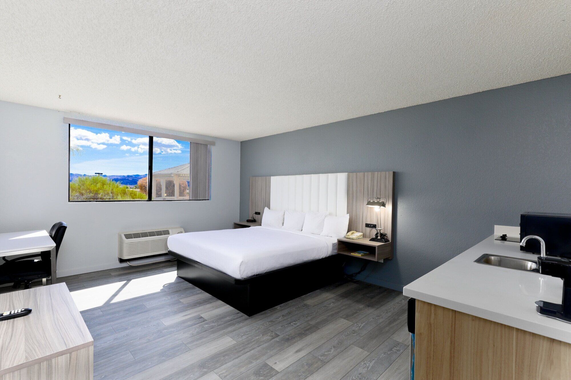 Cofres nos quartos, escrivaninha, cortinas blackout