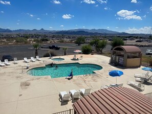 สระว่ายน้ำกลางแจ้ง