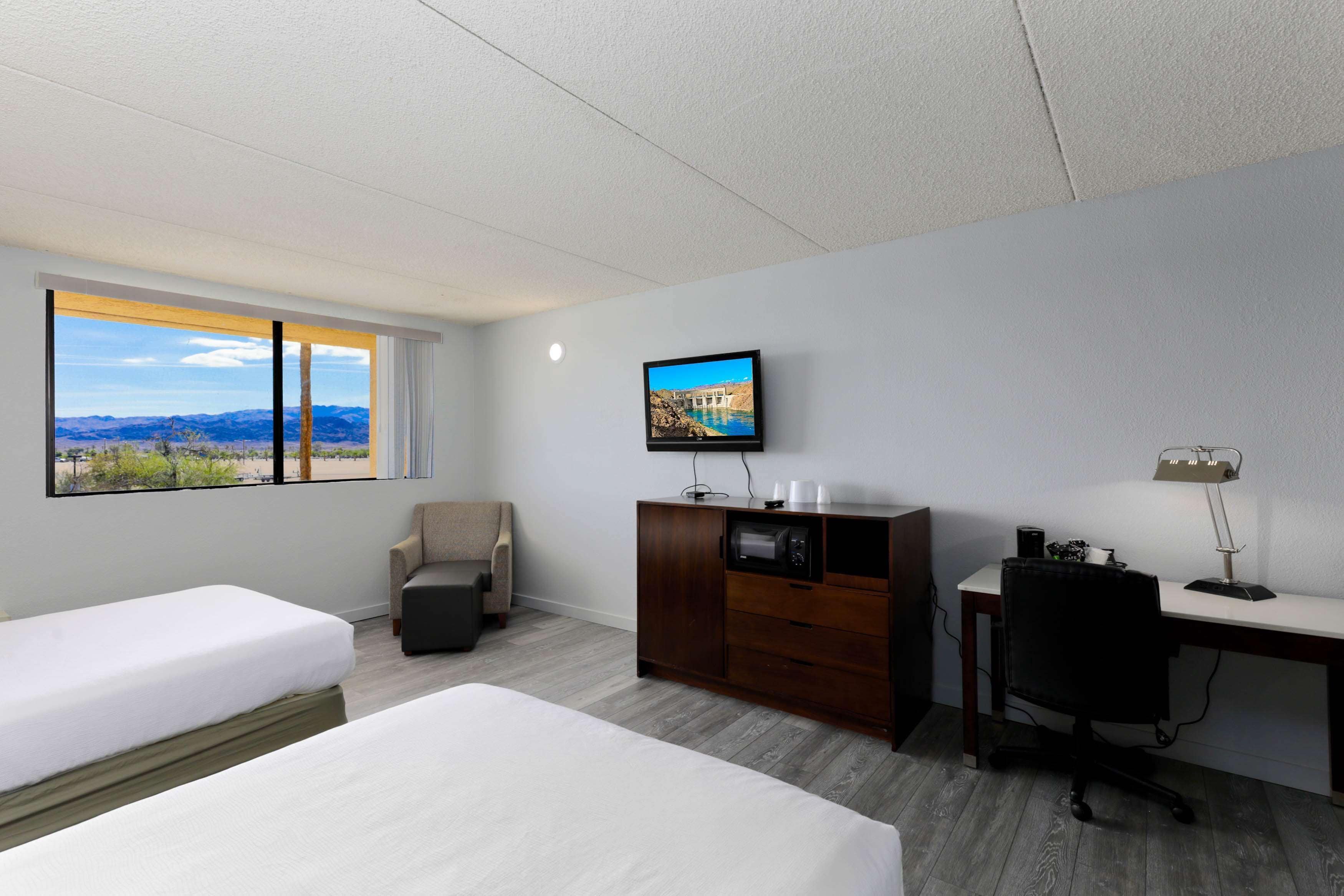 セーフティボックス (室内)、デスク、遮光カーテン、アイロン / アイロン台