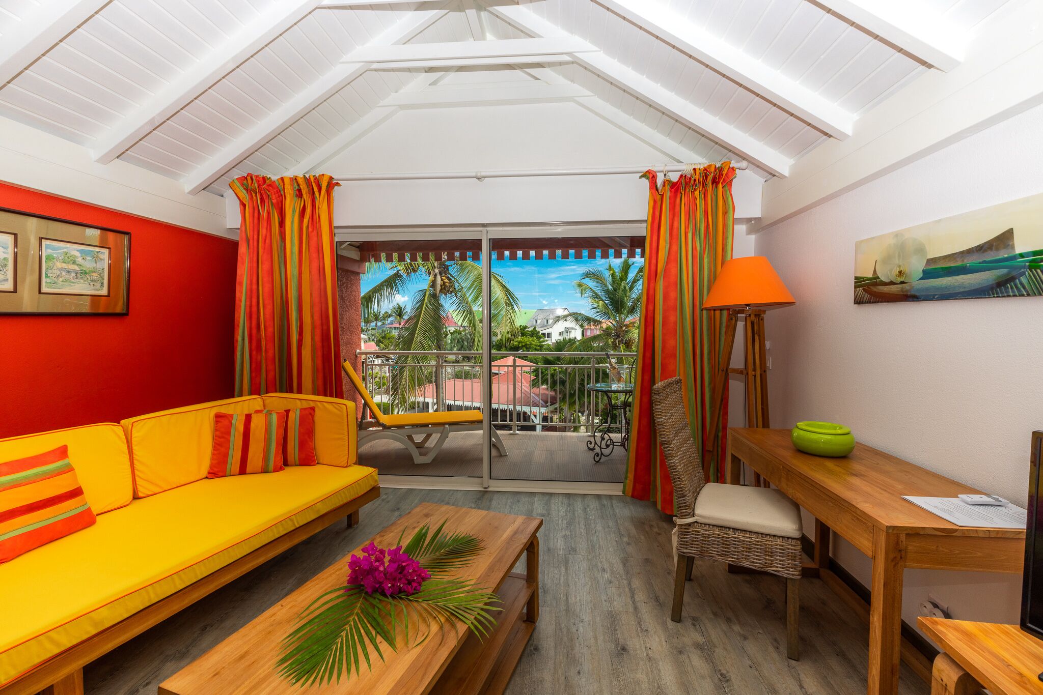 Superior Junior Suite | 起居區 | 32-吋電漿電視、有線頻道、電視