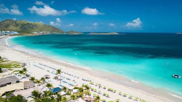 Una playa cerca, arena blanca, toallas de playa