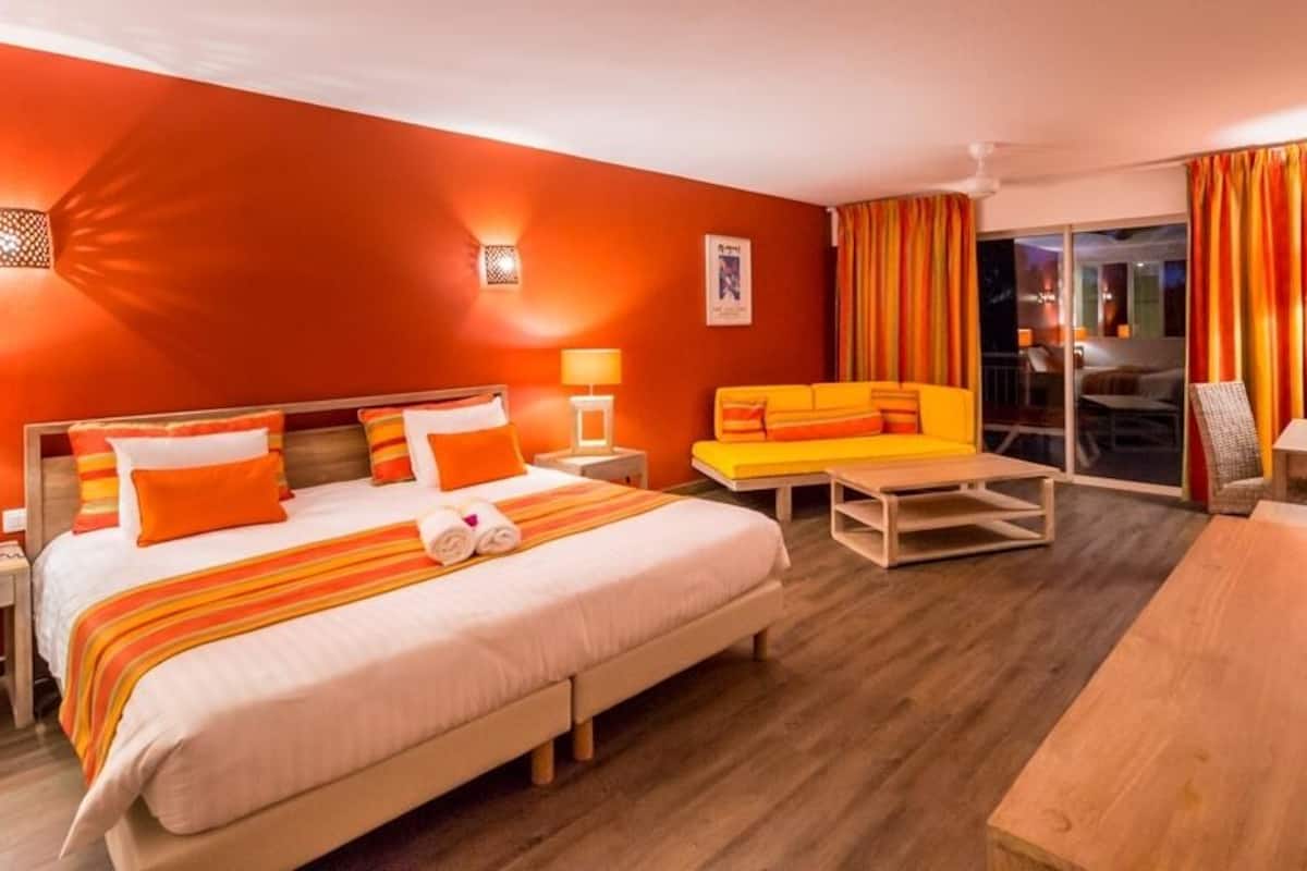 Ropa de cama de alta calidad y caja de seguridad en la habitación