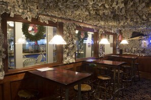 2 Bars/Lounges, Pub, Pub