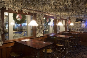 2 Bars/Lounges, Pub, Pub