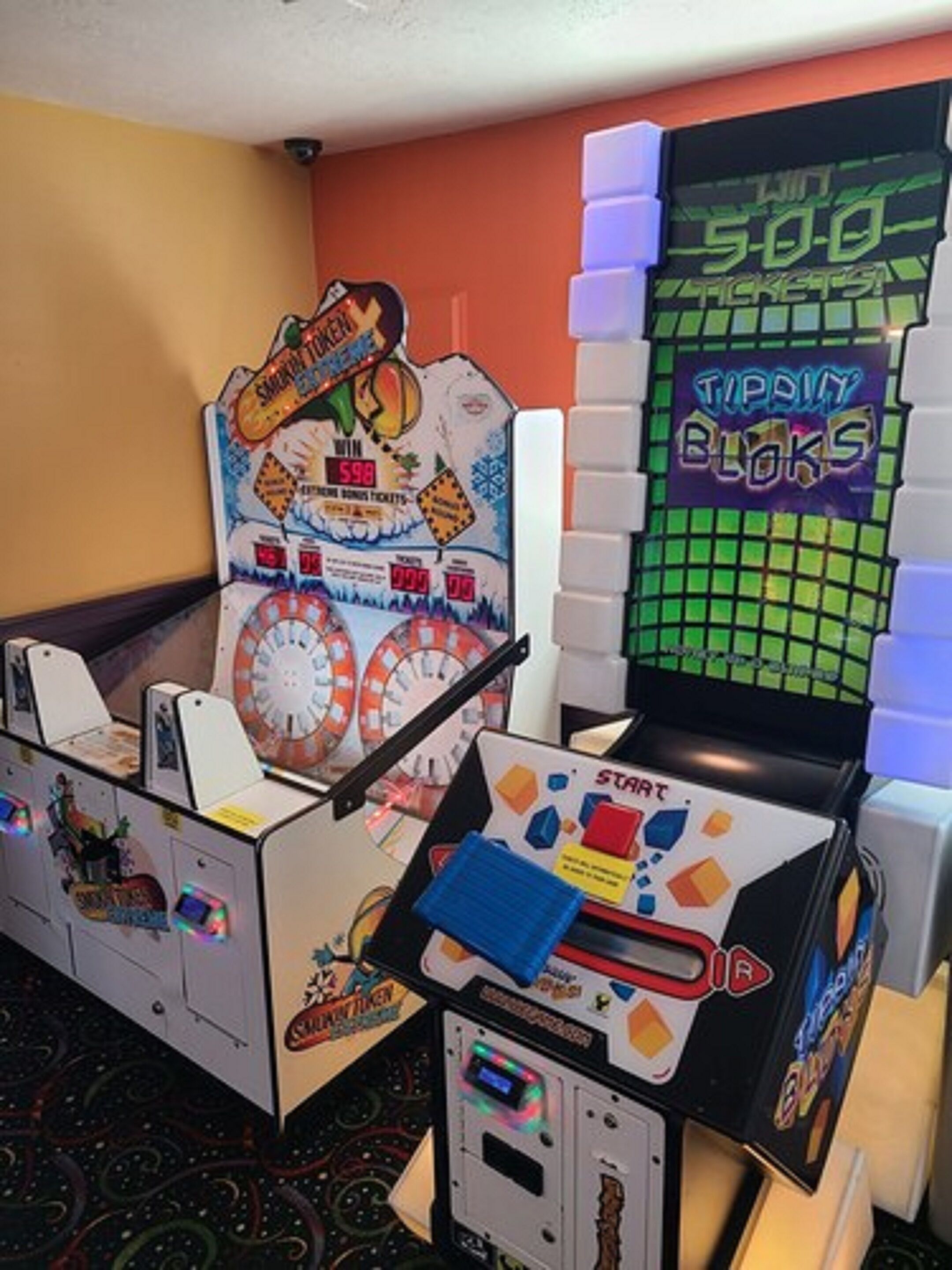 Une zone dédiée aux machines à sous, avec différents jeux, notamment un jeu offrant un jackpot de 500 et un jeu intitulé « Starburst ».