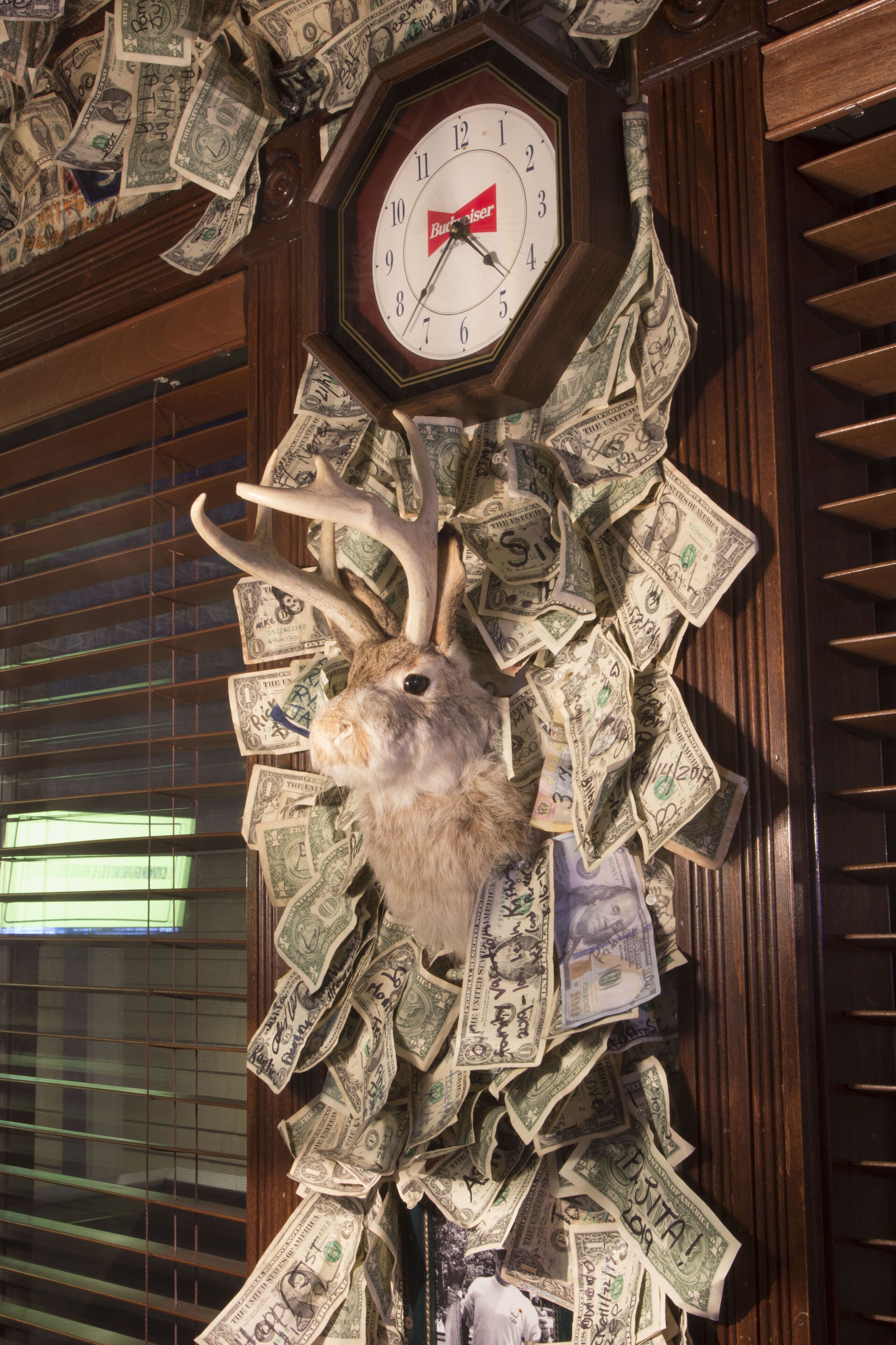 2 bars/lounges, pub, pub