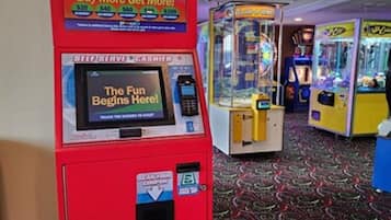Un espace dédié aux jeux, où l’on peut jouer en libre-service, avec plusieurs jeux d’adresse à pinces et un distributeur de cartes de jeu rouges.