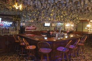 2 bars/lounges, 2 poolside bars - Bayside Resort Hotel (West Yarmouth)