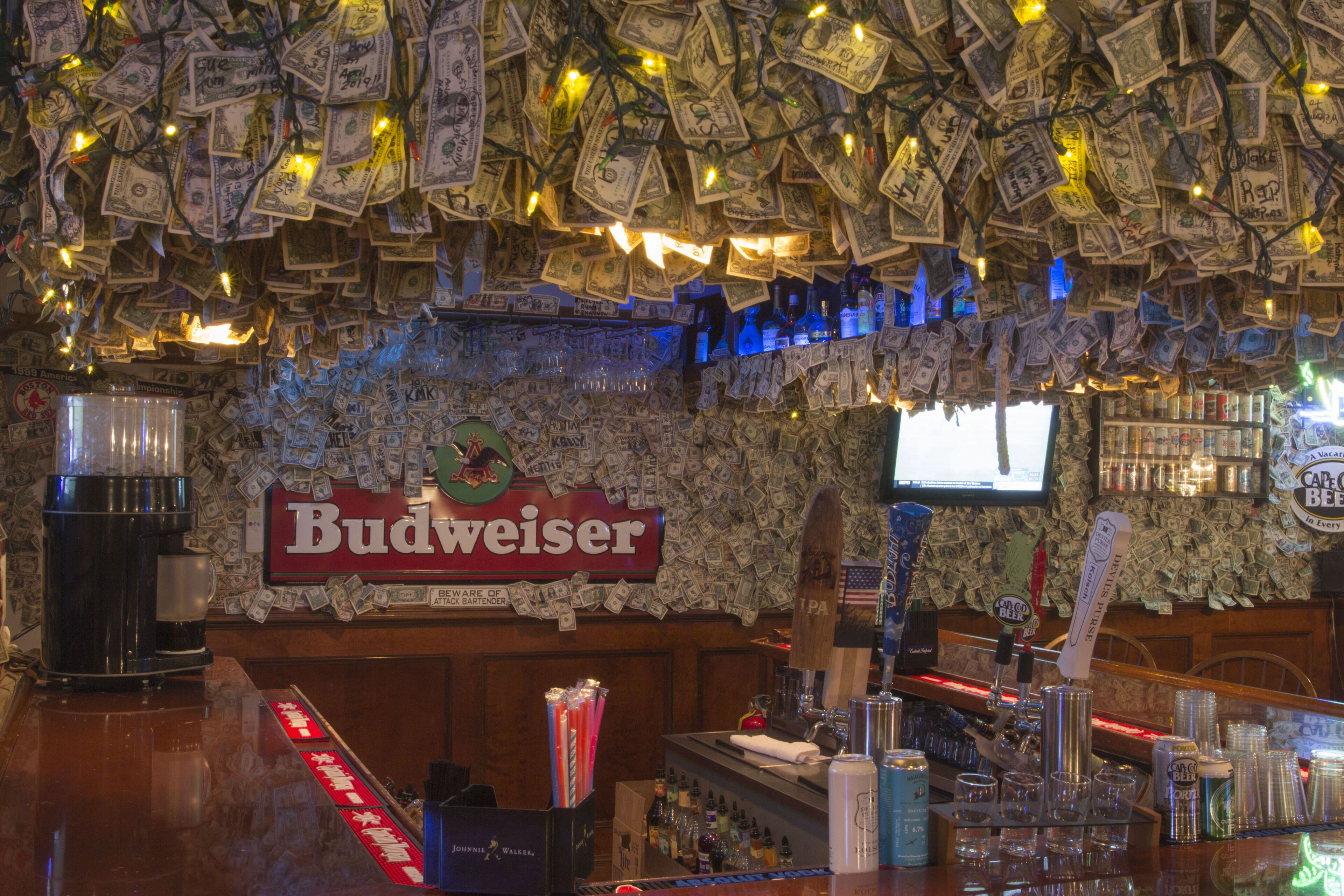 2 bars/lounges, pub, pub