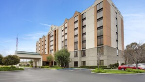A multi-story hotel with a flat roof, a parking lot, and a flagpole. - Hyatt Place Fremont/Silicon Valley (Fremont)