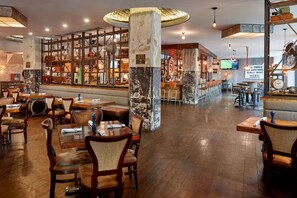 Lunch and dinner served - Renaissance New Orleans Arts Warehouse District Hotel (New Orleans)