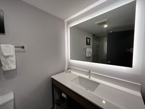 Premium bedding, desk, laptop workspace, blackout drapes - Super 8 by Wyndham Cornwall ON (Cornwall)
