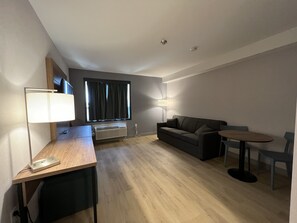 Business Room, 1 King Bed, Non Smoking | 1 bedroom, premium bedding, desk, laptop workspace