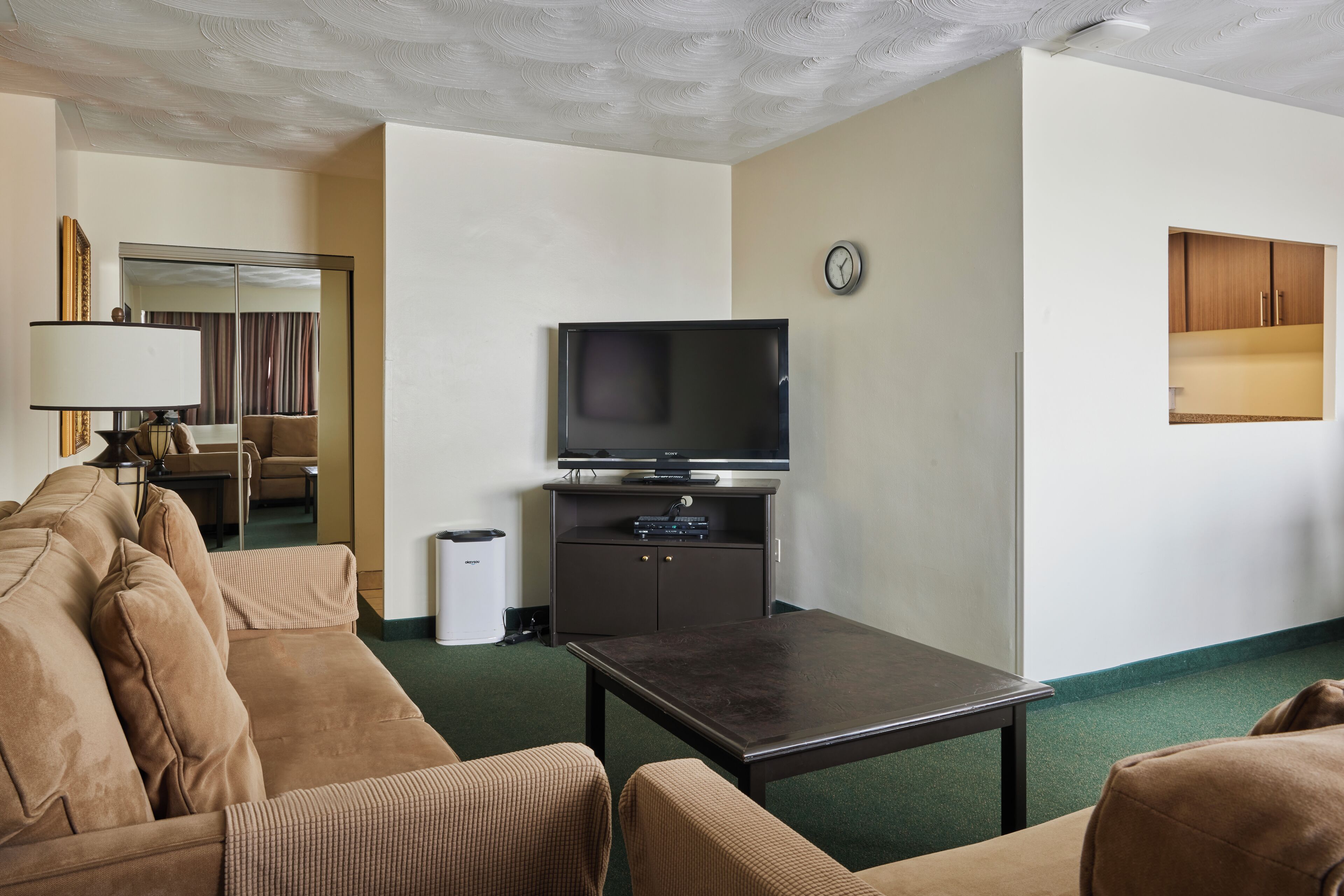 signature suite, 1 queen/king bed, 1 queen sofa bed | living area | 46-inch lcd tv with cable channels, tv, computer