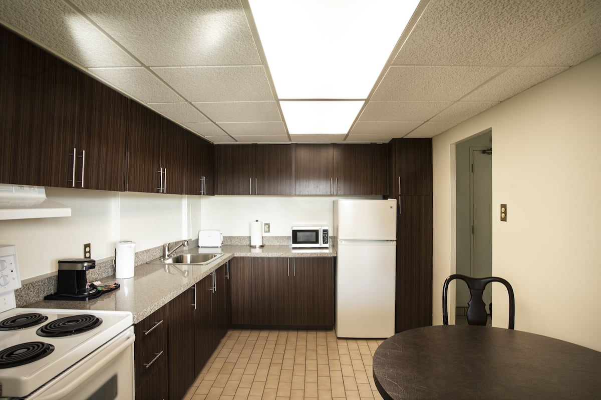 signature suite, 1 queen/king bed, 1 queen sofa bed | private kitchen | full-sized fridge, microwave, oven, stovetop