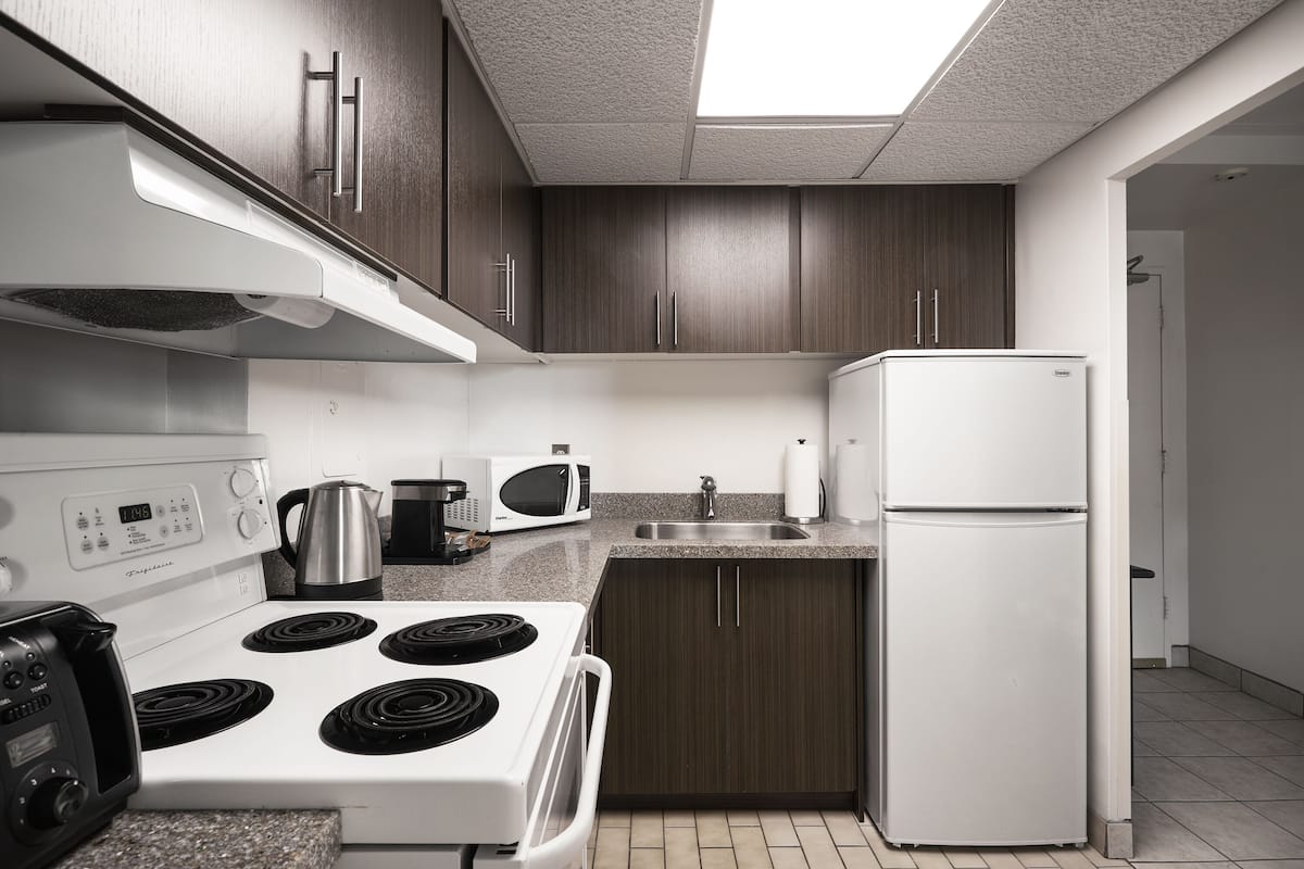 studio suite, 1 king bed | private kitchen | full-sized fridge, microwave, oven, stovetop