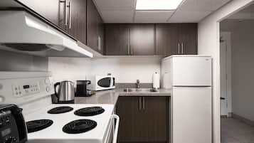 Suite estudio, 1 cama King size | Cocina privada | Refrigerador con congelador, microondas, horno y parrilla de estufa