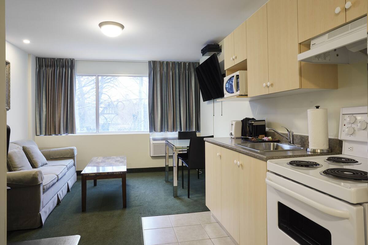 mini suite, 1 queen bed | 1 bedroom, premium bedding, pillow-top beds, desk