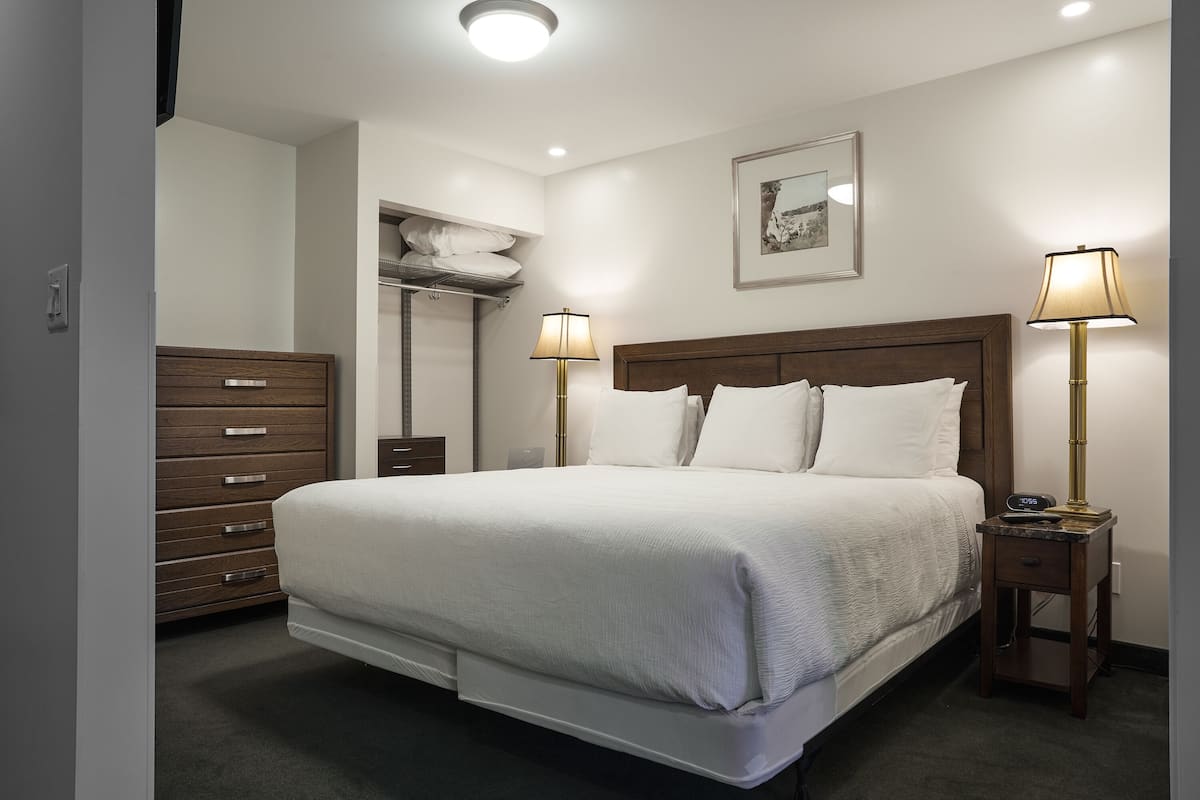 Suíte estúdio executiva, 1 cama King e sofá-cama | Roupas de cama premium, camas com colchões pillow-top, escrivaninha