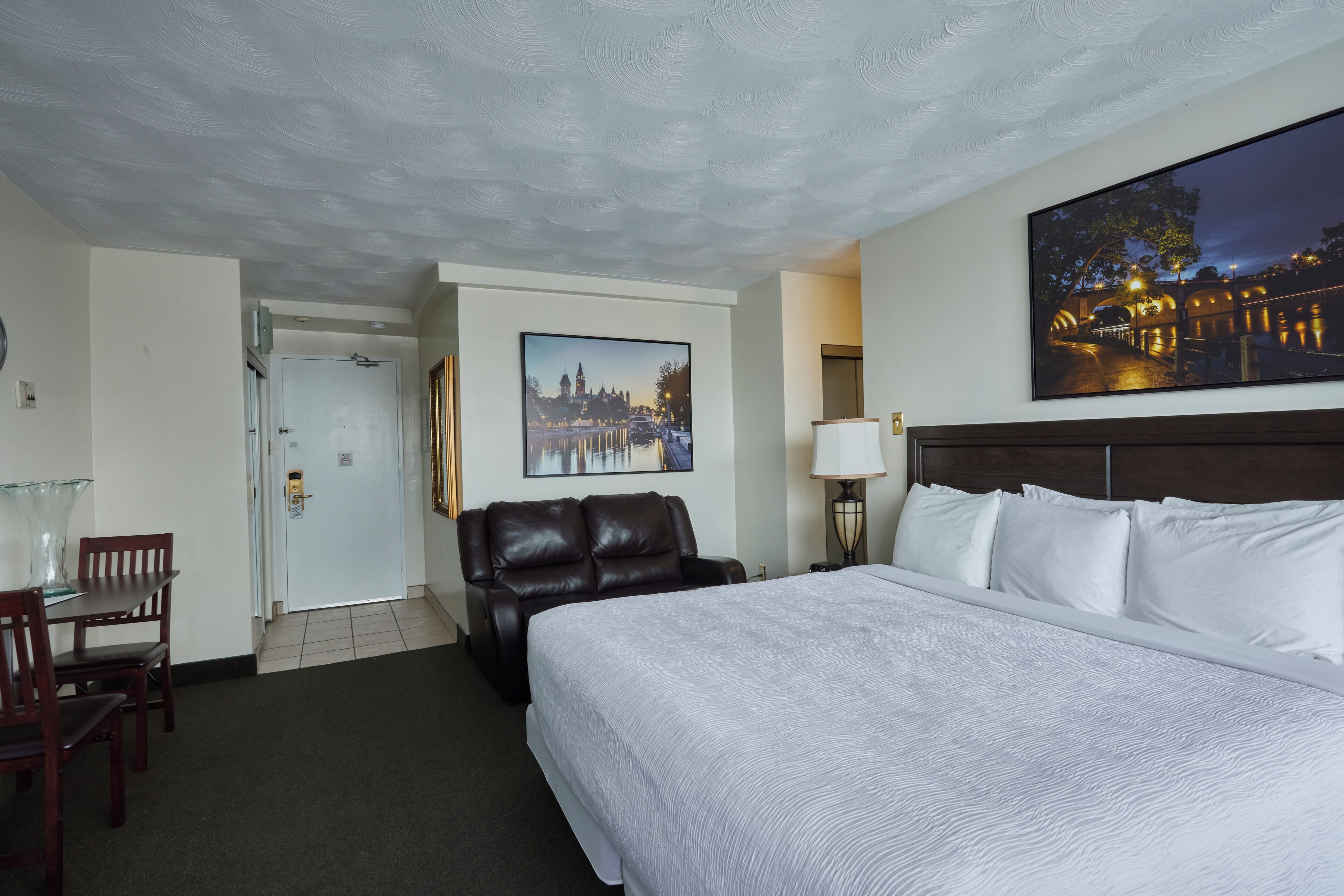 开间套房, 1 张特大床 | 起居区 | 46-英寸液晶电视（配备有线频道）、电视、电脑