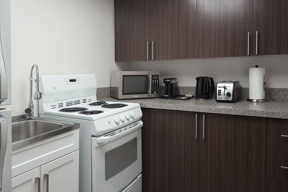 economy suite, 1 queen bed | 1 bedroom, premium bedding, pillow-top beds, desk